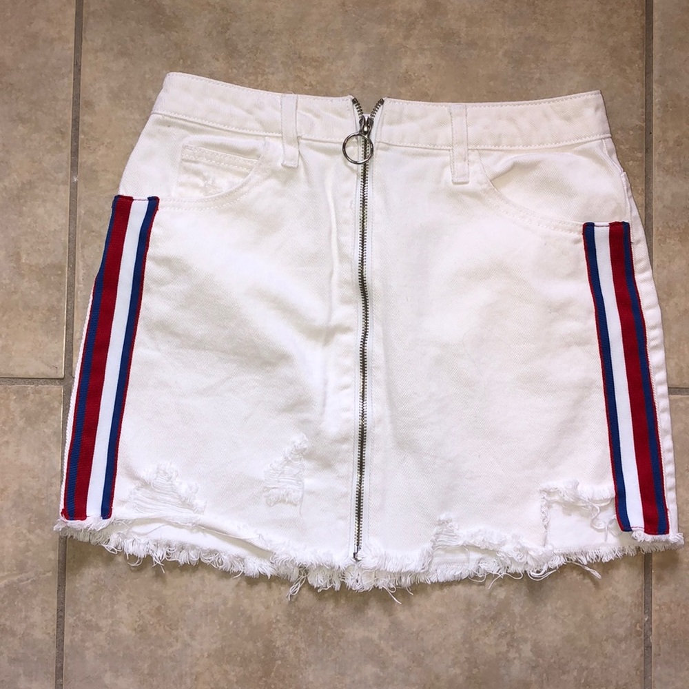 EUC. Forever 21 white denim skirt.